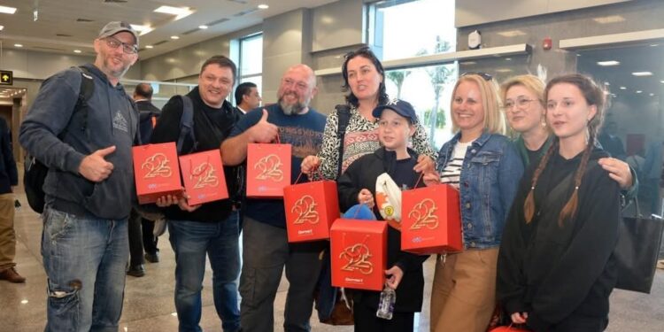 مطار شرم الشيخ الدولي يحتفل بالعام الجديد مع الركاب