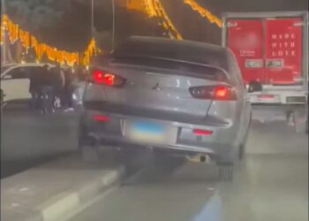 كشف تفاصيل تداول مقطع فيديو يظهر قائد سيارة يسير على الرصيف بالنزهة