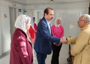 نائب وزير الصحة يتفقد مركزي طب أسرة المعصرة والدويقة بمحافظة القاهرة 
