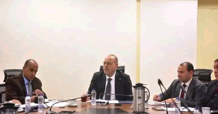 وزير العمل يُحذر المواطنين من التعامل مع الشركات والصفحات ورسائل الهواتف الوهمية