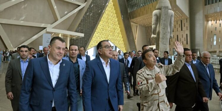 رئيس الوزراء يتفقد اللمسات النهائية لمشروع المتحف المصري الكبير والمنطقة المحيطة