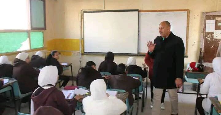 مدير التعليم بالمنيا يتفقد امتحانات النقل بعدد من المدارس