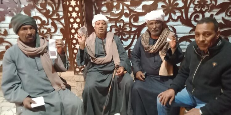 حماية يتلقي شكاوي المزارعين بشأن سماد الكيماوي بفرشوط شمال قنا