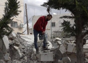 تصاعد وتيرة الهدم الذاتي واقع مرير بين الغرامات والتهديدات