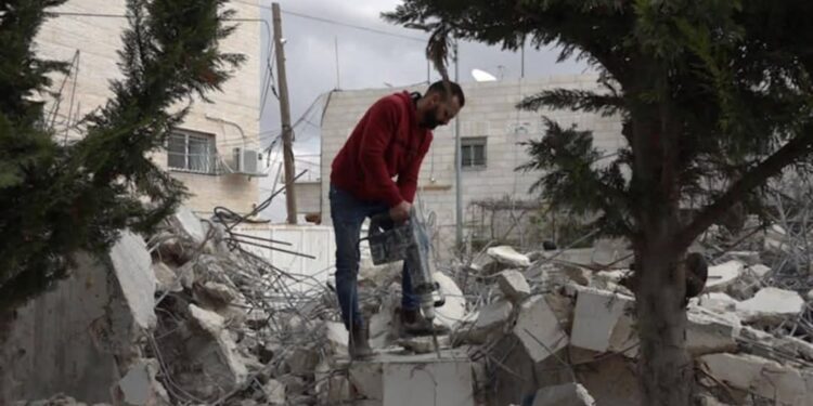 تصاعد وتيرة الهدم الذاتي واقع مرير بين الغرامات والتهديدات