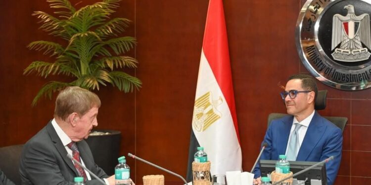 وزير الاستثمار يلتقي وفد اتحاد الصناعات البافاري وجمعية الصداقة العربية الألمانية لبحث سبل تعزيز التعاون المشترك.