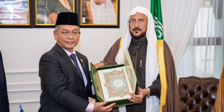 وزير الشؤون الإسلامية” يشهد جلسة مباحثات مع وزير الشؤون الدينية بماليزيا