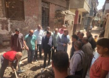 جولة لنائب محافظ الجيزة يتفقد خلالها منطقة مسجد المحمود بميت رهينة بمركز البدرشين لحل مشاكل تسرب المياة