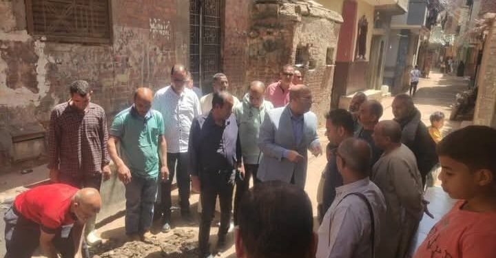 جولة لنائب محافظ الجيزة يتفقد خلالها منطقة مسجد المحمود بميت رهينة بمركز البدرشين لحل مشاكل تسرب المياة