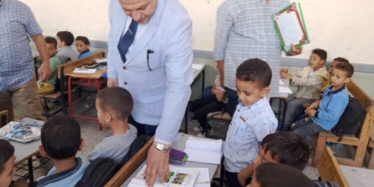 مدير مديرية التربية والتعليم بقنا يتفقد انتظام العملية التعليمية بمدارس فرشوط