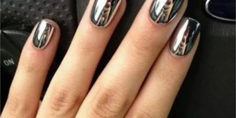 الأظافر المعدنية لمسة تجمع بين الجرأه والأناقة