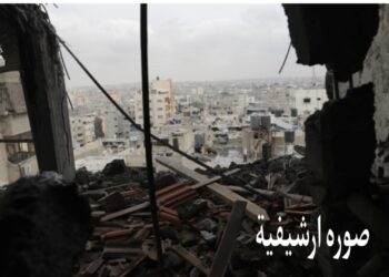 طفل يطير من مبنى إلى آخر جراء غارة إسرائيلية على مدينة غزة