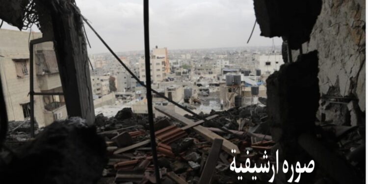 طفل يطير من مبنى إلى آخر جراء غارة إسرائيلية على مدينة غزة