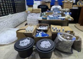 ضبط شخصين يديران منشاة لتصنيع محلول خاص بالعدسات اللاصقة