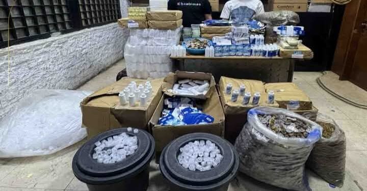 ضبط شخصين يديران منشاة لتصنيع محلول خاص بالعدسات اللاصقة