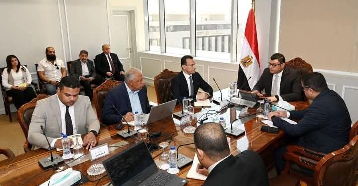 وزير الإسكان يعقد اجتماعًا لمتابعة الموقف التنفيذي لـ”حدائق تلال الفسطاط