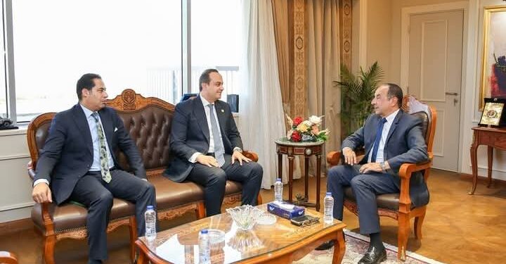 وزير قطاع الأعمال العام يبحث مع رئيس هيئة الرعاية الصحية التعاون المشترك لدعم الصناعة الوطنية