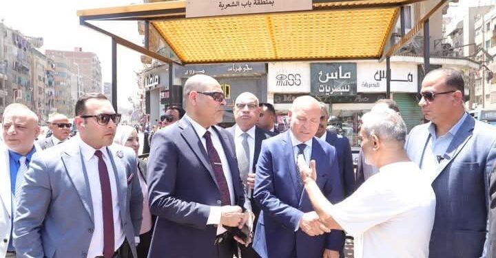 وزير العمل ومحافظ القاهرة يتفقدان أماكن انتظار لائقة لعمال التراحيل بباب الشعرية