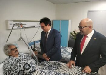 وزير الثقافة يزور الروائي صنع الله إبراهيم بعد خضوعه لجراحة أمس ويطمئن قراءه ومحبيه 