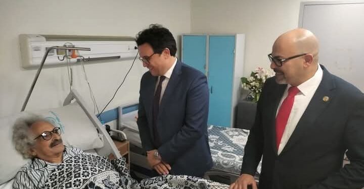 وزير الثقافة يزور الروائي صنع الله إبراهيم بعد خضوعه لجراحة أمس ويطمئن قراءه ومحبيه