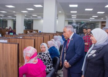 رئيس جامعة طنطا يتابع سير العملية الامتحانية بمركز الاختبارات الإلكترونية