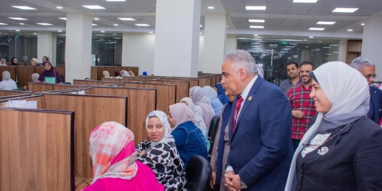 رئيس جامعة طنطا يتابع سير العملية الامتحانية بمركز الاختبارات الإلكترونية