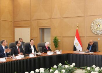 الدكتور محمود عصمت وزير الكهرباء والطاقة المتجددة يعقد إجتماع هام مع قيادات القطاع 