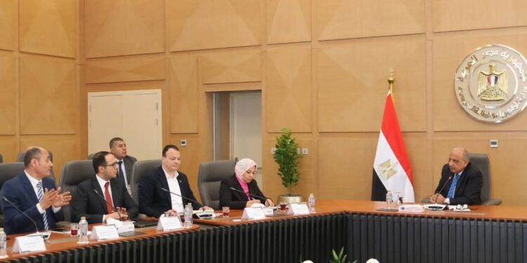 الدكتور محمود عصمت وزير الكهرباء والطاقة المتجددة يعقد إجتماع هام مع قيادات القطاع 