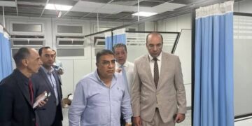 محافظ الدقهلية بالمستشفى الدولى بالمنصورة للاطمئنان على مصابي حريق شربين 