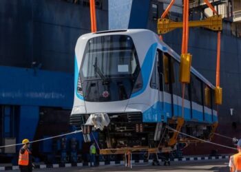 وزير النقل : وصول أول قطار مكيف للخط الأول لمترو الأنفاق إلى ميناء الإسكندرية 