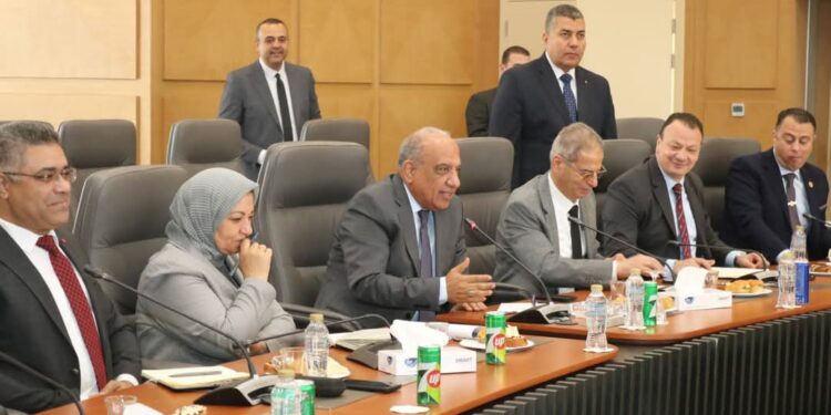 الدكتور محمود عصمت يلتقي بمسؤلي المؤسسة  الروسية للطاقة لمتابعة مستجدات مشروع المحطة النووية