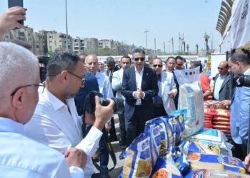 وزير التموين ومحافظ القاهرة يفتتحان سوق اليوم الواحد بمدينة نصر