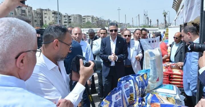 وزير التموين ومحافظ القاهرة يفتتحان سوق اليوم الواحد بمدينة نصر