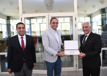 محافظ قنا يُكرم اللواء حسام حمودة تقديراً لمسيرته المهنية بعد بلوغه سن التقاعد