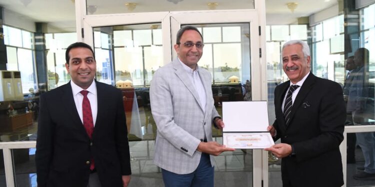 محافظ قنا يُكرم اللواء حسام حمودة تقديراً لمسيرته المهنية بعد بلوغه سن التقاعد