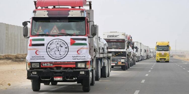 الدبلوماسية الإماراتية: إدخال أول شحنة مساعدات إنسانية لغزة بعد أكثر من 80 يوماً من الانقطاع