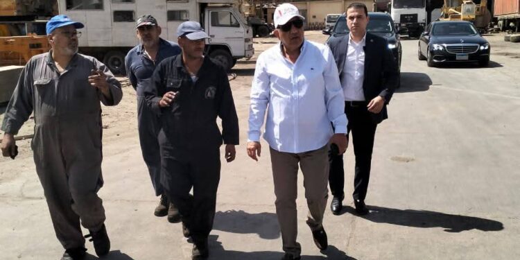 جولة تفقدية لوزير الكهرباء والطاقة المتجددة لورش صيانة المعدات والمركبات وجراج ومخازن التشوين والتكهين 