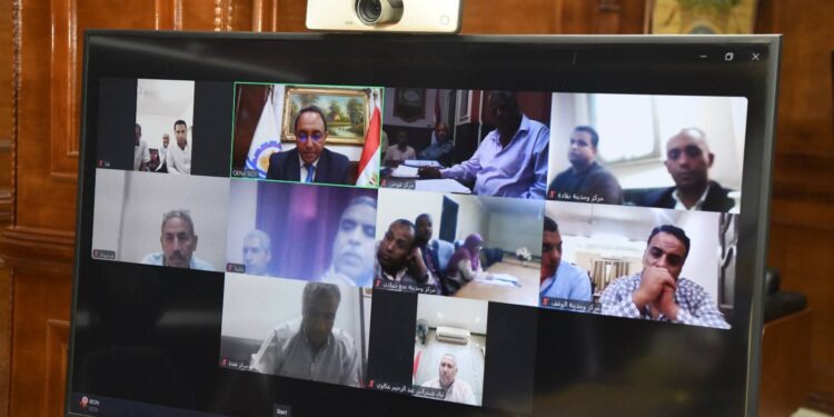 محافظ قنا يناقش عبر “الفيديو كونفرانس” خطط إزالة التعديات واستعدادات عيد الأضحى المبارك