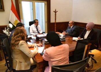 نائب رئيس مجلس الوزراء وزير الصحة يبحث مسارات التعليم التخصصي والدراسات العليا للأطباء