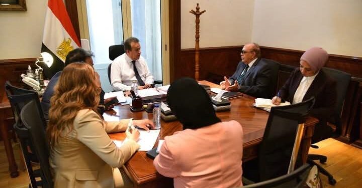 نائب رئيس مجلس الوزراء وزير الصحة يبحث مسارات التعليم التخصصي والدراسات العليا للأطباء