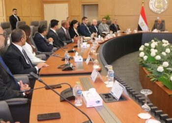 وزير الكهرباء  يسلّم شهادات تأهيل 4 مشروعات لإنتاج الطاقة المتجددة وبيعها لمستهلكين صناعيين