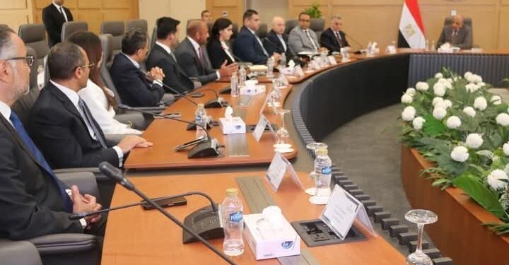 وزير الكهرباء  يسلّم شهادات تأهيل 4 مشروعات لإنتاج الطاقة المتجددة وبيعها لمستهلكين صناعيين