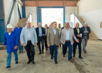 وزير الدولة للإنتاج الحربي يتفقد خطوط الإنتاج ومراحل التصنيع بشركة حلوان للصناعات غير الحديدية