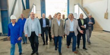وزير الدولة للإنتاج الحربي يتفقد خطوط الإنتاج ومراحل التصنيع بشركة حلوان للصناعات غير الحديدية