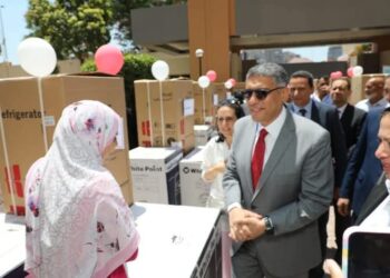 محافظ الجيزة يُسلم ١٣٦ جهازًا كهربائيًا لعدد ٥٠ فتاة من المقبلات على الزواج