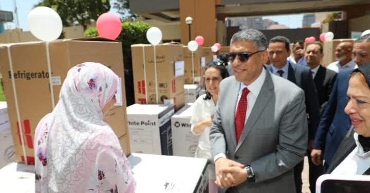 محافظ الجيزة يُسلم ١٣٦ جهازًا كهربائيًا لعدد ٥٠ فتاة من المقبلات على الزواج