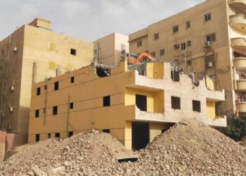 محافظ القاهرة يشدد على الأجهزة التنفيذية بمواصلة جهودها والتعامل الفورى مع مخالفات بناء