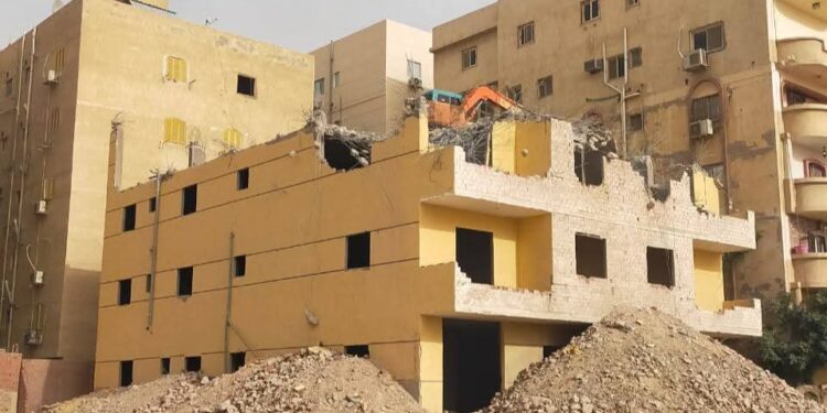 محافظ القاهرة يشدد على الأجهزة التنفيذية بمواصلة جهودها والتعامل الفورى مع مخالفات بناء