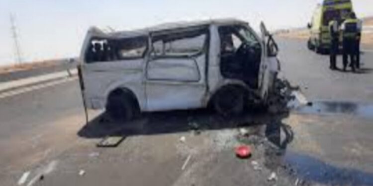 إصابة 12 شخصًا في حادث انقلاب ميكروباص بطريق أسيوط الصحراوي الغربي