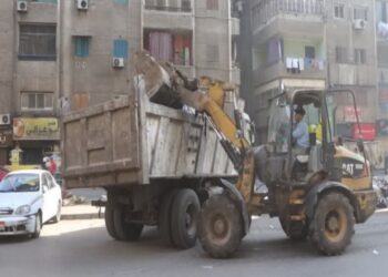 حملات نظافة مكبرة بمنطقة القومية بأحياء الوراق و إمبابة ورفع ٢٠٠ طن مخلفات 